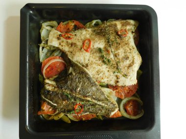 Bitkilerle, soğanlarla, domateslerle ve beyaz şarapla dil balığı pişirme süreci