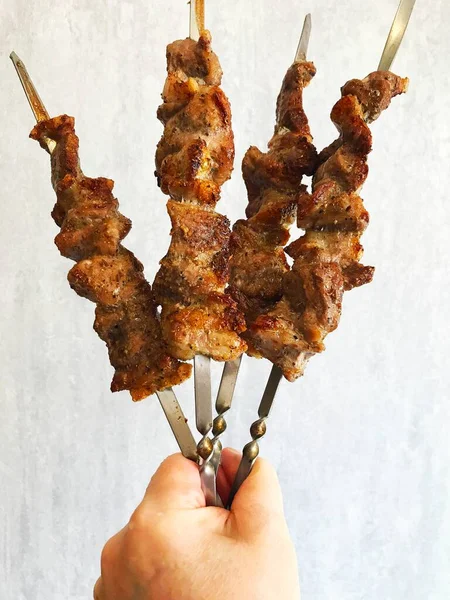 Gebakken Varkensvlees Kebab Stokken Hand Van Een Vrouw — Stockfoto