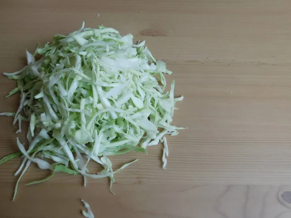 Cavolo tagliato verdura verde bianco cibo cavolo triturato. — Foto Stock