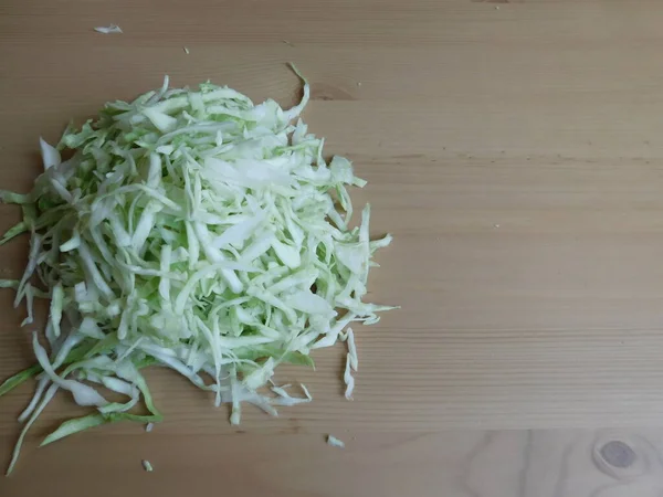 Repollo cortado vegetal verde blanco comida repollo triturado. — Foto de Stock