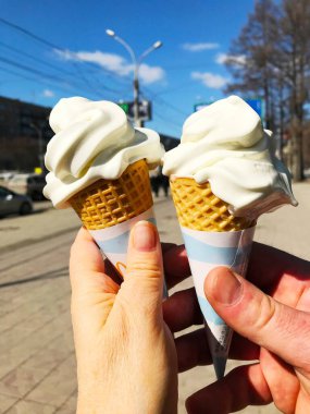 Dondurmalı bir çift. Dondurmalı iki el.