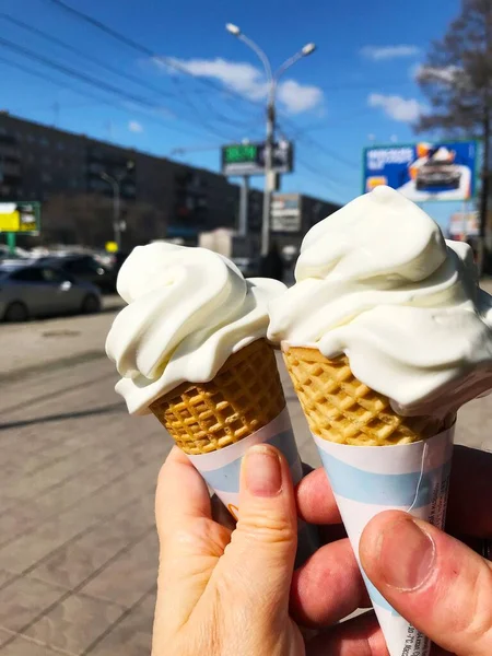 Dondurmalı bir çift. Dondurmalı iki el.