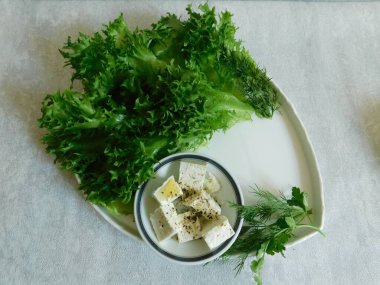 Tabakta taze salata yaprakları ve peynir. sağlıklı yiyecekler