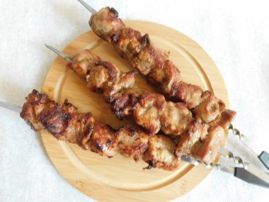 Şiş domuz şiş kebap. Şişte barbekü domuz eti.
