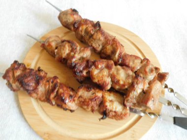 Şiş domuz şiş kebap. Şişte barbekü domuz eti.