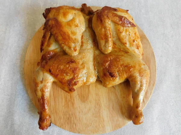 Ayam Panggang Buatan Sendiri Atas Papan Potong Ayam Panggang Barbekyu — Stok Foto