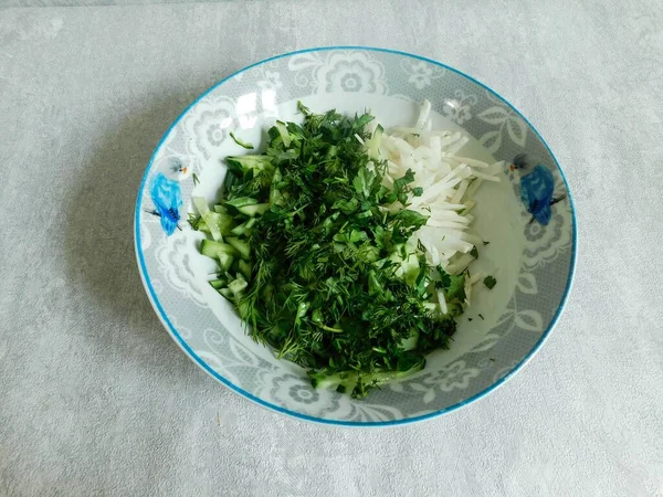 Salada Orgânica Pepinos Rabanetes Cebolas Verdes Óleo Azeitona Alimentação Saudável — Fotografia de Stock