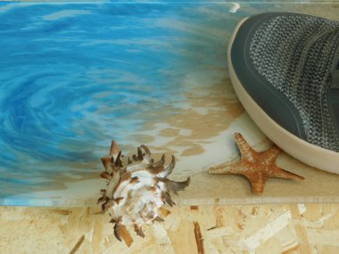 Ahşap arka planda bir çift gri ayakkabı..