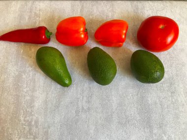 Taze sebze, domates, biber, salatalık ve avokado. taze, organik sebzeler ve meyveler. Sağlıklı yemek. Metin için boş alan