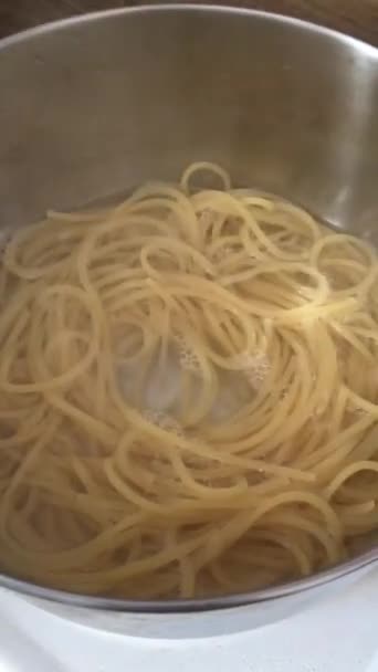 Makaron Spaghetti Jest Gotowane Rondlu — Wideo stockowe