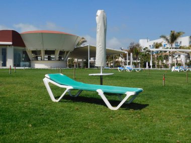 Plaj yatağı yeşil çimlerin üzerinde. Protaras. Kıbrıs 2021.