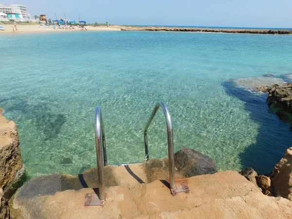 Металлическая Лестница Спускается Чистое Море Солнечный Теплый День Протарас Кипр — стоковое фото