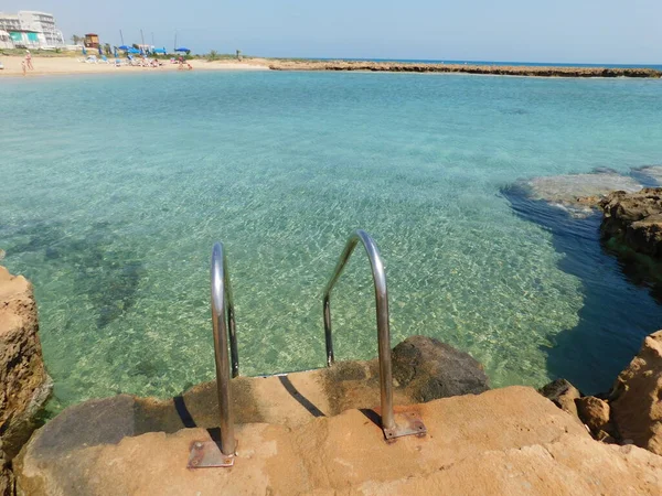 Een Metalen Trap Daalt Heldere Zee Een Zonnige Warme Dag — Stockfoto