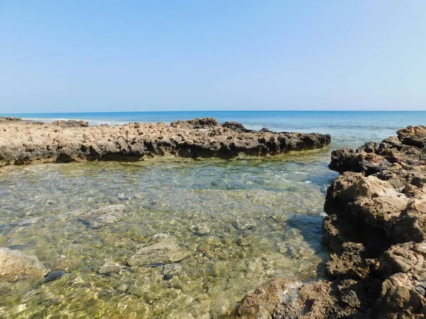 Malé Vlny Čistá Voda Kamenném Mořském Zálivu Protaras Kypr Duben — Stock fotografie