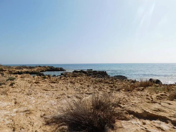 岩石海岸和蓝天 塞浦路斯 Protaras 2021年4月 — 图库照片