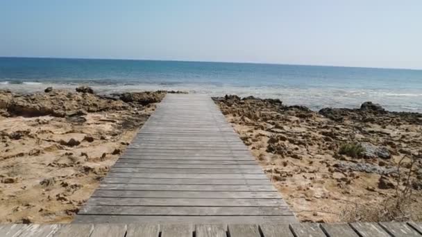 Mavi Gökyüzüne Karşı Denize Giden Ahşap Yol Protaras Kıbrıs Nisan — Stok video