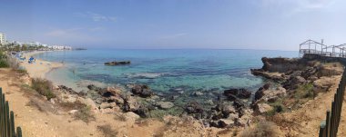 Güneşli bir günde İncir Ağacı Koyu panoraması. Protaras. Kıbrıs. Nisan 2021.