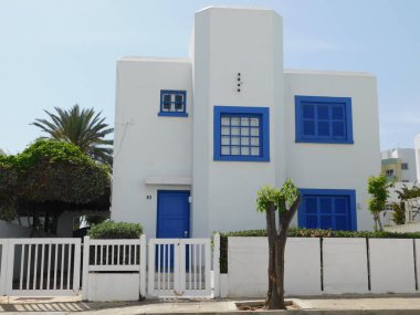 Kıbrıs adasında Yunan tarzı mavi-beyaz ev