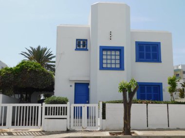 Kıbrıs adasında Yunan tarzı mavi-beyaz ev