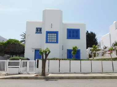 Kıbrıs adasında Yunan tarzı mavi-beyaz ev