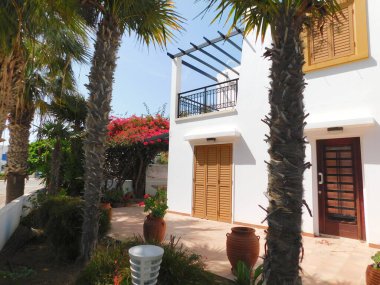 Güzel, terk edilmiş evler. Protaras. Kıbrıs. Nisan 2021