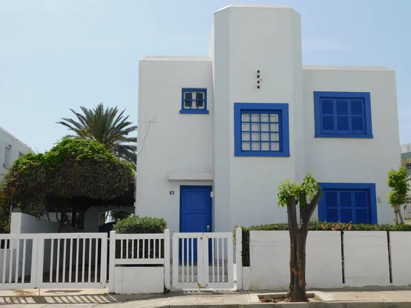 Kıbrıs adasında Yunan tarzı mavi-beyaz ev