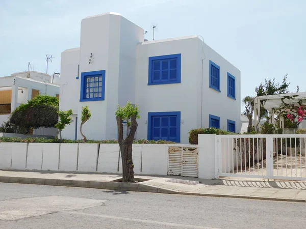 Rumah Bergaya Yunani Berwarna Biru Dan Putih Pulau Siprus Stok Gambar Bebas Royalti