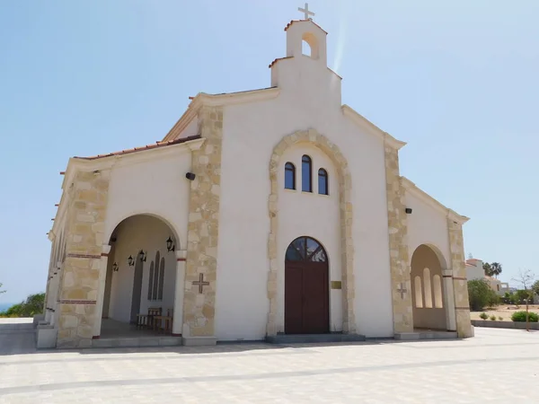 Mooie kerk aan het strand op het eiland Cyprus. Cyprus. April 2021 — Stockfoto