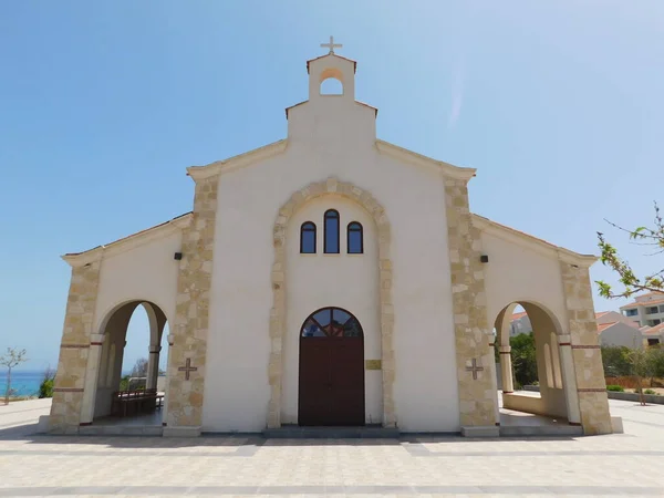 キプロス島のビーチにある美しい教会。キプロス。2021年4月 — ストック写真