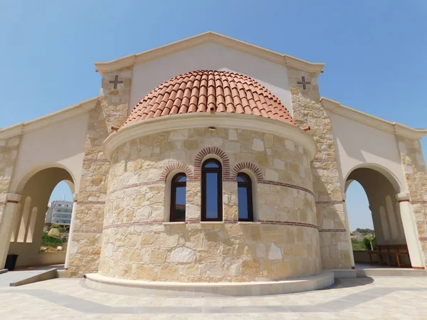 Mooie kerk aan het strand op het eiland Cyprus. Cyprus. April 2021 — Stockfoto