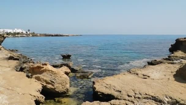 Isla de Chipre. La costa rocosa de Chipre. — Vídeos de Stock