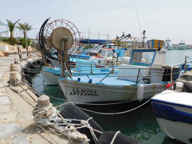 Kıbrıs Rum Kesimi Ayia Napa yakınlarındaki Protaras limanında balık ağları.