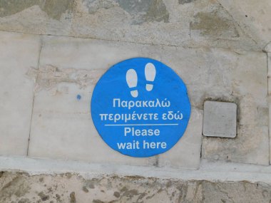 Barın zeminindeki işaretçi 2 metre mesafede kalsın. Ayia Napa. Kıbrıs. Tecrit Nisan 2021