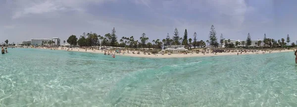 Veduta Una Spiaggia Azzura Acqua Nissi Aiya Napa Cipro — Foto Stock