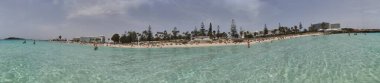 Kıbrıs Rum Kesimi 'nin Aiya Napa kentindeki gök mavisi bir su manzarası ve Nissi plajı