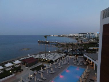 Protaras gece körfezi manzarası. Kıbrıs. Nisan 2021.