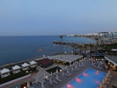 Protaras gece körfezi manzarası. Kıbrıs. Nisan 2021.