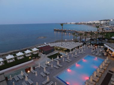 Protaras gece körfezi manzarası. Kıbrıs. Nisan 2021.