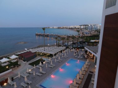 Protaras gece körfezi manzarası. Kıbrıs. Nisan 2021.