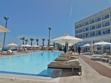 Kıbrıs adası Protaras 'ta kumsalda masmavi deniz suyu.