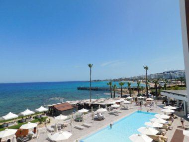 Kıbrıs adası Protaras 'ta kumsalda masmavi deniz suyu.