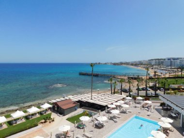 Kıbrıs adası Protaras 'ta kumsalda masmavi deniz suyu.