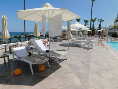 Otelde mavi su yüzme havuzu. Protaras. Kıbrıs. Nisan 2021.