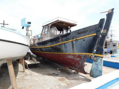 Kıbrıs Rum Kesimi Ayia Napa yakınlarındaki Protaras limanında balık ağları.