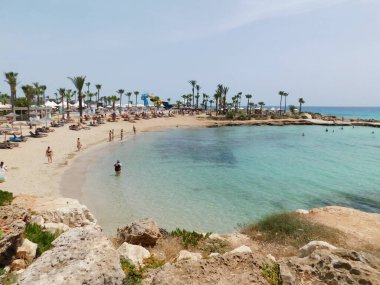 Kıbrıs Rum Kesimi 'nin Aiya Napa kentindeki gök mavisi bir su manzarası ve Nissi plajı