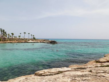 Kıbrıs Rum Kesimi 'nin Aiya Napa kentindeki gök mavisi bir su manzarası ve Nissi plajı