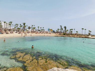 Kıbrıs Rum Kesimi 'nin Aiya Napa kentindeki gök mavisi bir su manzarası ve Nissi plajı