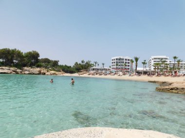 Kıbrıs Rum Kesimi 'nin Aiya Napa kentindeki gök mavisi bir su manzarası ve Nissi plajı