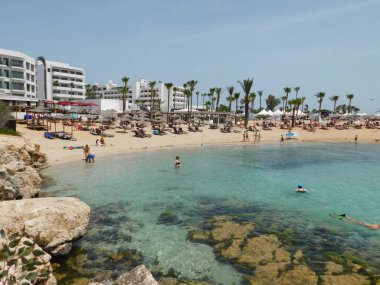 Kıbrıs Rum Kesimi 'nin Aiya Napa kentindeki gök mavisi bir su manzarası ve Nissi plajı