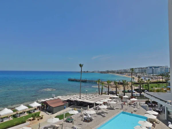 キプロス島プロタラスの紺碧の海の水と砂浜 — ストック写真